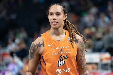 “Hell Yeah, I Can Show Off My Tats Now!”: Shy Brittney Griner。